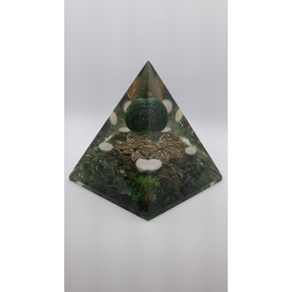 Pyramide Orgonite Sphère verte1