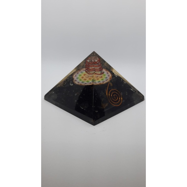 Pyramide Orgonite cristal noir1