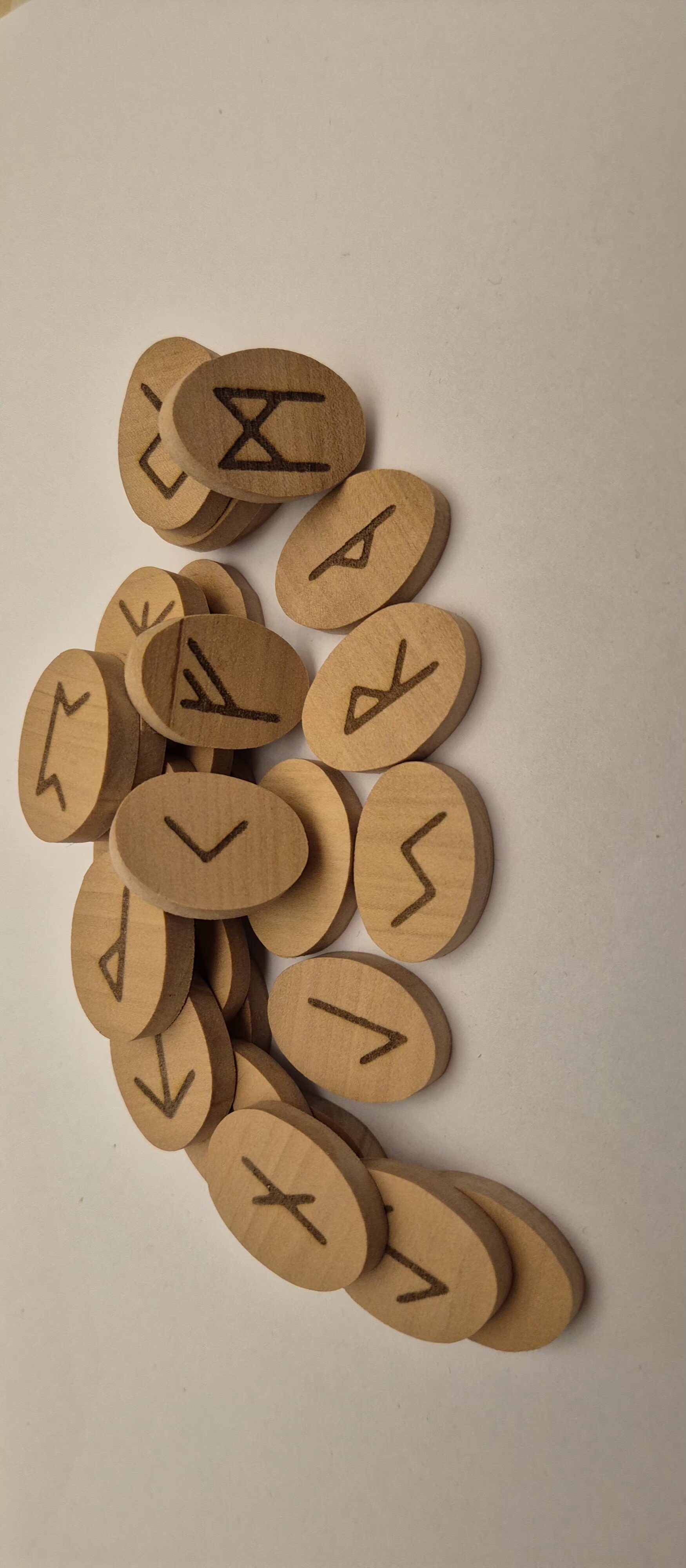 Rune Futhark en bois de Noyer1