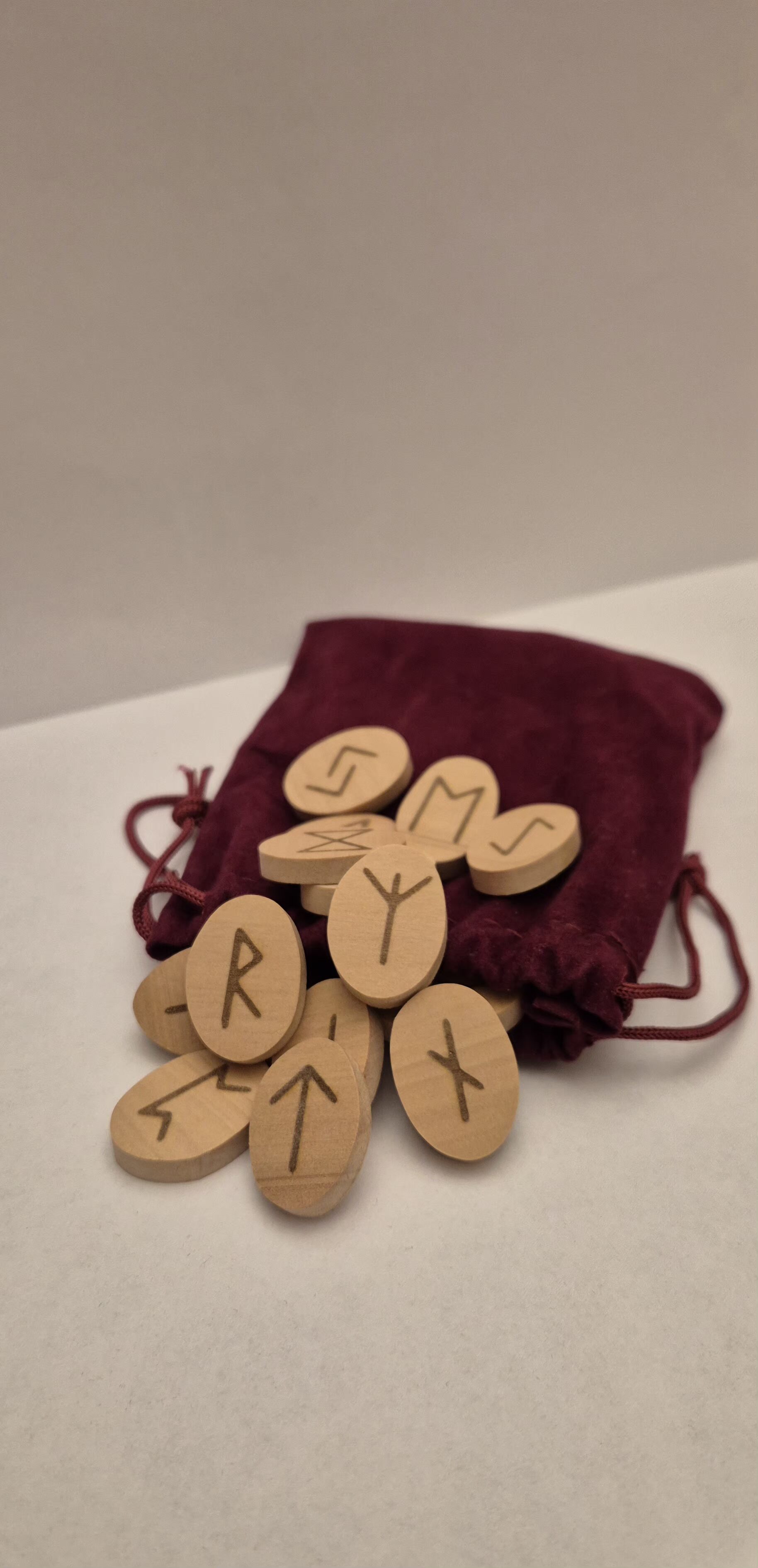 Rune Futhark en bois de Noyer
