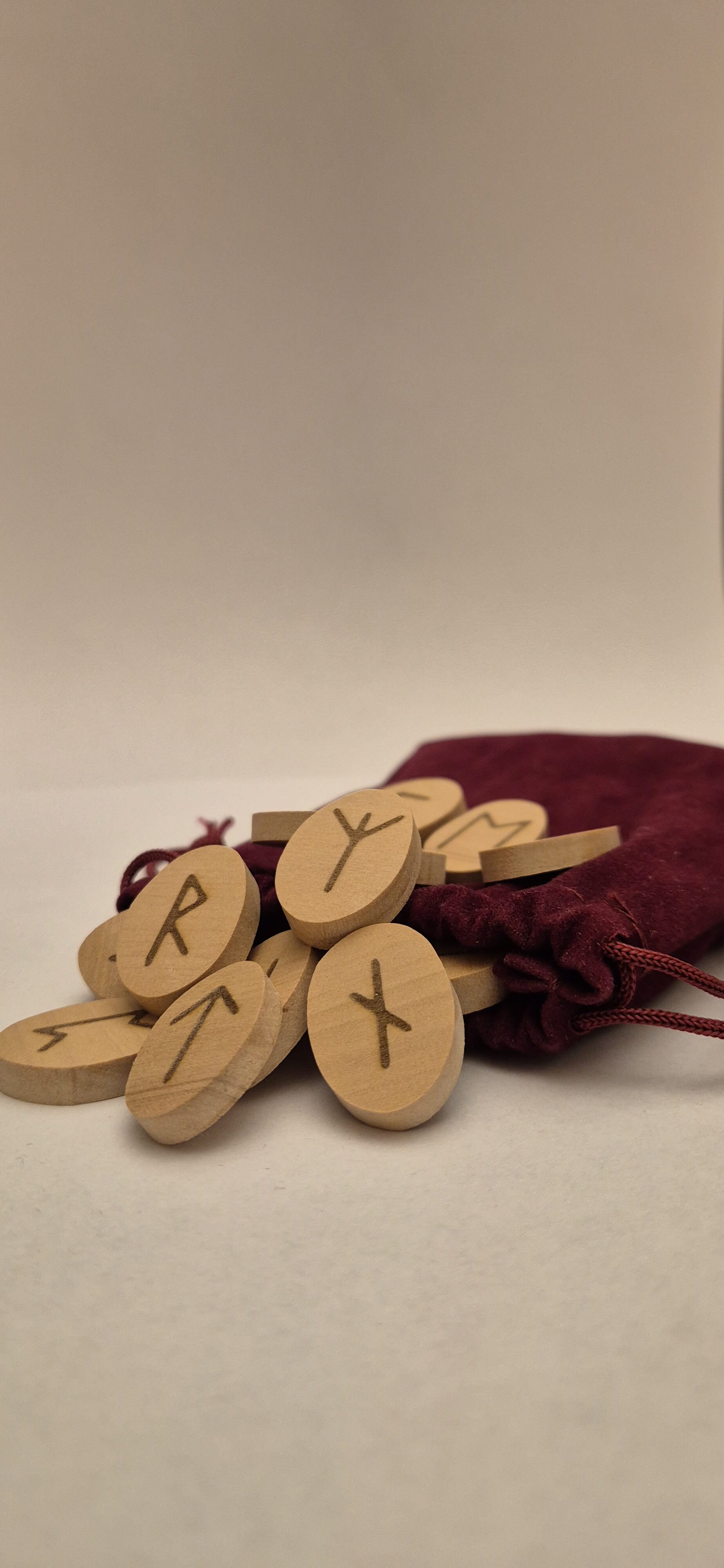 Rune Futhark en bois de Noyer2