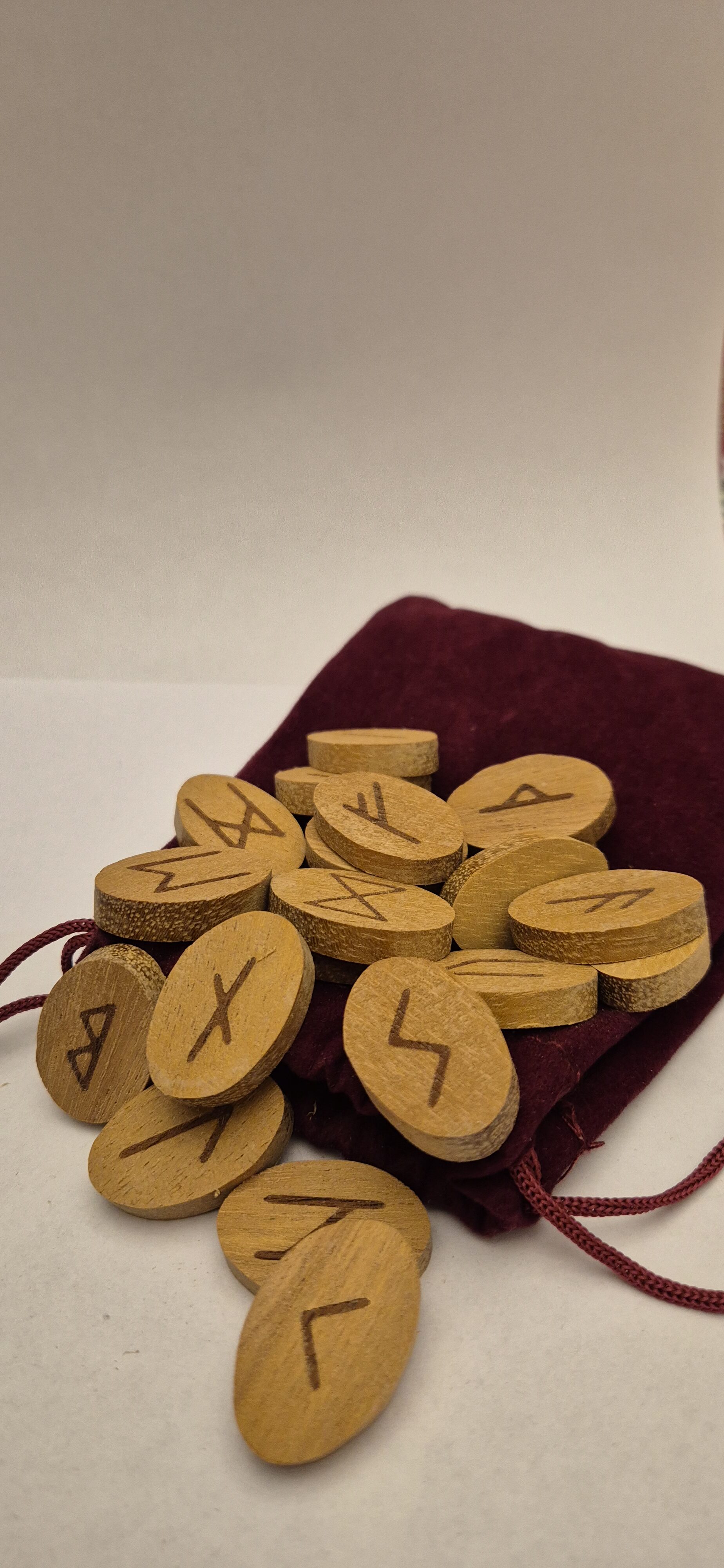 Runes Futhark en Bois de Padouk